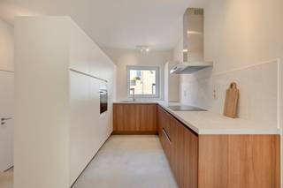 Dit prachtig vernieuwd huis te koop in de Pottestraat 43 te Poperinge werd van kop tot teen gestript, het is in feite een nieuwbouwwoning in een bestaand jasje.<br />Met een gunstig EPC-label B, een kwalitatieve afwerking én de mogelijkheid om aan te kopen onder het verlaagde registratierecht van 2%, is dit een unieke kans op de vastgoedmarkt!<br /><br />Bestaande uit:<br />Gelijkvloers: <br />Inkomhal met ingemaakte kasten - Apart toilet - Modern ingerichte keuken met inductiekookplaat, oven, frigo, vaatwas, ingebouwde kasten - Een gezellige, lichtrijke living met eetruimte die uitkijkt op de tuin - Garage/wasplaats met automatische sectionale poort, ruimte voor fietsen<br /><br />Eerste verdieping: <br />3 ruime slaapkamers (11+14+19 m²) met veel natuurlijk licht.<br />Een modern ingerichte badkamer voorzien van een dubbele inbouwlavabo en een comfortabele inloopdouche - Apart toilet<br /><br />Tweede verdieping: (bereikbaar via een vaste trap)<br />Hier bevindt zich een 4e volwaardige slaapkamer, plus een grote berging/polyvalente ruimte die perfect kan dienen als hobbykamer, thuiskantoor of zelfs een 5e slaapkamer.<br /><br />Achteraan vind je een gezellige, volledig ingesloten tuin waar je in alle rust en privacy van de buitenlucht geniet.<br /><br />Troeven van dit vastgoed te koop:<br />* EPC label B <br />* 12 zonnepanelen<br />* Vloerverwarming<br />* Volledig geschilderd<br />* Ruime garage<br />* 4 à 5 slaapkamers<br />* Conforme elektrische keuring<br /><br /><br /><br />De eigendom wordt aangeboden via de Pre-sale formule. Van 21/08/2026 om 09:00 tot 28/08/2026 om 18:00 kan u het huis op afspraak komen bezichtigen en een bod uitbrengen. De vermelde prijs is een instelprijs. Voor meer info, gelieve contact op te nemen met de dossierverantwoordelijke.<br /><br />Bestuursmaatregelen in het maatregelenregister: nee