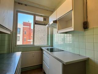 <span><p><span>In hippe woonbuurt nabij oud justitiepaleis appartement met 2 slaapkamers en terras aan achterzijde. Living aan voorzijde op parket met keuken en badkamer (ligbad). Ruime inkomhal met vestiaire en gastentoilet. Op 5 min. van invalswegen en op wandelafstand van winkels - scholen en openbaar vervoer. Voor snelle beslissers!<br /></span></p></span>
