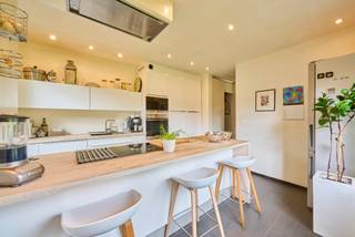 <strong>Prachtig te renoveren woning in het groen in Stevoort.</strong> De woning is gelegen op een perceel van maar liefst 20a91ca en geeft direct een instant-vakantiegevoel met veel privacy. De woning ligt in het midden van het perceel en heeft zowel aan de voor- als aan de achterkant een ruime tuin. De woning dient volledig gerenoveerd en aangepast te worden aan de hedendaagse normen. Maak een echte parel van dit unieke pand. De ligging tussen het groen en de velden, zit inbegrepen in de prijs. <br /><br /><span>De huidige indeling is als volgt:</span><br />Inkomhal met toegang tot de keuken voorzien van al de toestellen. De leef- en zitruimte is voorzien van een pelletkachel die zorgt voor de verwarming van de volledige woning. Op het gelijkvloers is er nog een kleine slaapkamer en een zeer ruime badkamer. Vloeren, plafonds, ... dienen nog verder voorzien te worden. Wasplaats aan de achterinkom. Verder is er een grote (onvergunde) garage en stalling. Dak van deze achterbouw moet volledig aangepakt worden (asbest). <br /><br />Op het verdiep zijn er nog 2 slaapkamers voorzien en deze dienen volledig afgewerkt en gerenoveerd te worden.<br /><br />De woning beschikt ook nog over zonnepanelen van 4900 Watt Piek. Ze leveren nog 5 à 6 certificaten van €230 op per jaar gedurende nog 4 jaar. In 2021 is de riolering voorzien van een gescheiden systeem. De ramen moeten allen vervangen worden. De renovatieverplichting is van toepassing om de woning energiezuiniger te maken.<br /><br />Op zoek naar een unieke parel waar je je eigen stempel nog kan op drukken? Neem dan vandaag nog contact op voor een bezichtiging.<br /><br /><span>Wij ontzorgen je ook voor de <strong>verkoop</strong> van je <strong>huidige woning</strong>! Voor meer uitleg helpen we je graag verder.</span>