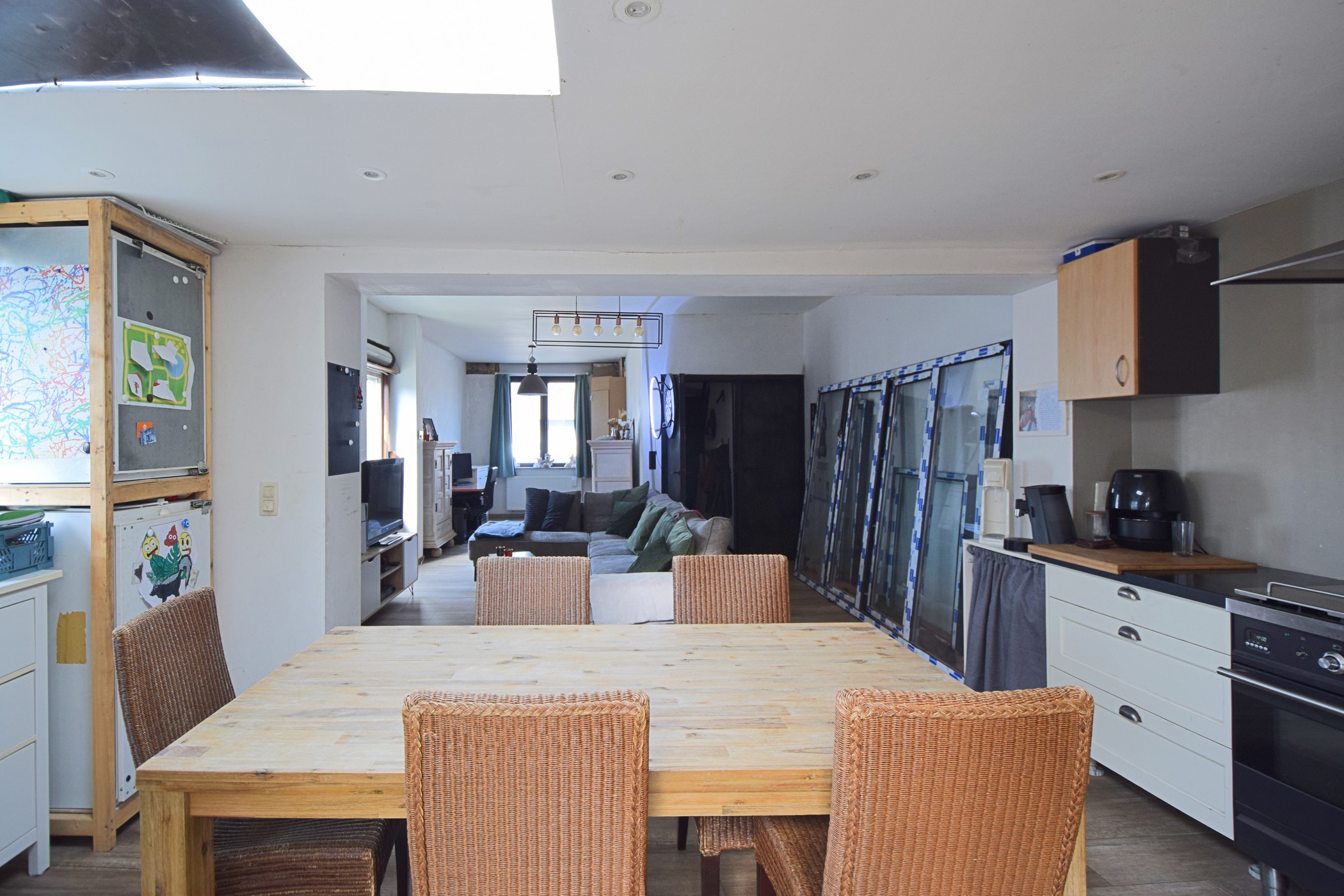 Deels gerenoveerde half open bebouwing met tuin, garagebox en staanplaats. - photo 5