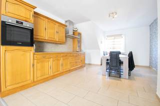 3 slaapkamer duplex appartement centraal gelegen in de dorpskern van Sint-Gillis-Waas. Dit betreft een drie slaapkamer appartement voorzien van alle...