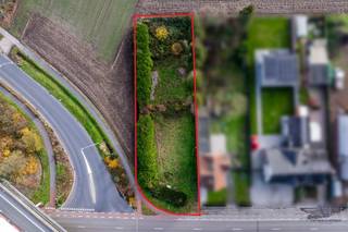 Aan het kruispunt Grote Steenweg - Veldstraat (De Pinte / Zevergem) is dit ruim perceel gelegen.Geschikt voor een half open bebouwing.Perceel met...