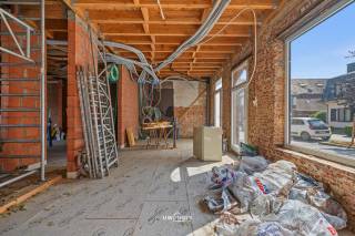Op zoek naar een ruime woning die je volledig naar eigen smaak kunt afwerken? Deze woning is gelegen in het mooie, rustige en groene Tielrode en biedt dankzij de ruime indeling heel wat mogelijkheden. De leefruimtes staan in een aangename verhouding tot de tuin en het terras, waardoor binnen- en buitenleven mooi op elkaar aansluiten.<br /><br />Op de eerste verdieping bevinden zich momenteel drie ruime slaapkamers en een badkamer. Via een vaste verbinding is er toegang tot de zolderruimte, waar bovendien nog de mogelijkheid bestaat om twee extra slaapkamers te creëren. Hierdoor kan de woning perfect meegroeien met de noden van een gezin.<br /><br />Ook buiten zijn er extra mogelijkheden. Achteraan in de tuin kan eventueel een garage of carport worden voorzien. Een bijkomende troef is het recht van overweg naast de woning, waardoor de achterzijde van het perceel vlot bereikbaar is.<br /><br />Een interessante woning met veel potentieel voor wie op zoek is naar ruimte, rust en de mogelijkheid om er volledig zijn eigen thuis van te maken.