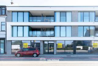 VALIMMAS verkoopt in Residentie KASTANJEHOF dit commercieel gelijkvloers HR C.0.1-1 in een welgelegen en stijlvol nieuwbouwproject met 3 mooie commerciële ruimtes, 14 appartementen, 19 ondergrondse + 4 bovengrondse autostandplaatsen, 16 kelders en een gemeenschappelijke fietsenstalling.
Deze handelsruimte (± 129m²) kan eventueel samengevoegd worden met nog één andere aanpalende handelsruimtes (tot maximaal ± 359m²). Er zijn eveneens nog drie parkeerplaatsen voor het gebouw (kant Kastanjelaan) beschikbaar. Het handelsgelijkvloers wordt casco afgewerkt en opgeleverd.
Commerciële topligging langsheen de N9, op de hoek van de Nerviërsstraat met de Kastanjelaan, in de onmiddellijke nabijheid van winkels, scholen, centrum, horeca, bushalte De Lijn,… en met makkelijke verbindingen naar Brussel, Ring 0, E40, diverse industriezones, …
Contacteer ons gerust vrijblijvend voor meer informatie: info@valimmas.be - 02/452.59.25.