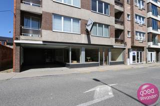 <p><strong>UITZONDERLIJK WINKELPAND</strong><span> </span>MET<span> </span><strong>ATELIER</strong><span> </span>EN<span> </span><strong>ONDERGRONDSE PARKING</strong><span> </span>op drukke ligging met veel passage bestaande uit</p>
<p>+ ruime winkel van 113 m², volledig ingericht en onmiddellijk bruikbaar, voorzien van apart toilet en zeer handige berging voor snelle toegang tot stock</p>
<p>+ zeer ruime stockageplaats met atelier voor een totale oppervlakte van 240 m²</p>
<p>+ mogelijkheid om een woongelegenheid (lees appartement) in te richten, 87 m², reeds voorzien van living, eetplaats, keuken, inkomhal, vestiaire, apart toilet, wasplaats en veranda</p>
<p>+ volledig kelderverdieping van 304 m² bestaande uit 8 autostaanplaatsen en 2 garages waarvan één zeer ruime garage die verbonden is met het bovenliggende atelier via interne trap</p>
<p><strong>UITZONDERLIJKE BEREIKBAARHEID</strong></p>
<p>De aanwezigheid van 10 ondergrondse parkeerplaatsen maakt het pand ideaal om personeel en cliënteel te ontvangen. Het is aldus ook ideaal om de totale gelijkvloerse oppervlakte van 440 m² te gebruiken voor een volledig nieuwe bestemming zoals</p>
<p>+ associatie vrije beroepen (advocaten, artsen, kinépraktijk, etc)</p>
<p>+ call center of andere bureel gerelateerde activiteiten</p>
<p>+ ieder andere detailhandel die u wenst te ondernemen</p>
<p><strong>Voor meer info en een bezoek ter plaatse contacteer ons kantoor 012 744 844 of mail naar<span> </span>info@goed-gevonden.be</strong></p>