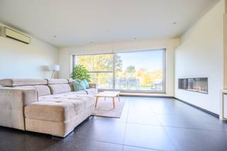 Op zoek naar een energiezuinige woning op een unieke locatie? Dan is deze prachtige woning aan één van de mooiste dijken van België absoluut een bezoek waard. Hou je van natuur, eindeloze wandelingen langs de Schelde en adembenemende zonsondergangen? Dan voel je je hier meteen thuis.<br />Deze moderne woning combineert hedendaags comfort met een warme, gezellige uitstraling. Bovendien werd werkelijk aan alles gedacht om jouw wooncomfort naar een hoger niveau te tillen.<br />We starten onze rondleiding in de inkomhal. Hier vind je een praktische vestiaireruimte en heb je de keuze tussen de trap of de lift naar de eerste verdieping. Dankzij de lift is de woning bovendien volledig rolstoelvriendelijk.<br />Op de eerste verdieping word je verwelkomd in een sfeervolle leefruimte met open keuken. Via de dubbele glazen deur kom je terecht in een lichtrijke woonomgeving waar gezelligheid centraal staat. De hypergeïnstalleerde keuken is een echte blikvanger en biedt alles wat je nodig hebt om culinair te genieten.<br />Aan de ene zijde bevindt zich de eetruimte, de ideale plek voor lange diners met familie en vrienden. Aan de andere zijde werd een praktische bureauruimte voorzien, perfect voor thuiswerk of administratie. Op koudere dagen zorgt de stijlvolle gashaard voor extra sfeer en warmte.<br />Via het schuifraam bereik je het eerste terras. Hier geniet je dagelijks van rust, natuur en het vrolijke gezang van de vogels.<br />Op deze verdieping bevindt zich eveneens een ruime badkamer, uitgerust met een inloopdouche, ligbad en dubbele lavabo. Comfort gegarandeerd.<br />Een verdieping hoger vinden we twee volwaardige slaapkamers, beide voorzien van stijlvolle maatkasten en een zee van ruimte. De slaapkamer aan de achterzijde geniet van een overvloed aan natuurlijk licht en geeft toegang tot een royaal terras. Het uitzicht op de dijk en de Schelde is hier ronduit indrukwekkend.<br />Terug naar het gelijkvloers ontdekken we een ruime garage met tal van opbergmogelijkheden. Ook de wasruimte werd hier praktisch geïntegreerd.<br />Daarnaast beschikt het gelijkvloers over een derde ruime slaapkamer en een tweede, perfect onderhouden badkamer. Ideaal voor gasten, een tiener of gelijkvloers wonen.<br />Via de achterdeur kom je terecht op een ruim terras waar het heerlijk vertoeven is. Denk aan gezellige BBQ-avonden, zonnige aperitieven en ontspannen momenten in alle privacy.<br />Een extra troef? De woning beschikt over drie toiletten, verspreid over de verschillende verdiepingen. Handig voor bewoners én bezoekers.<br />Kwalitatieve materialen, een doordachte indeling en een uitzonderlijk wooncomfort maken van deze woning een echte topper. Dankzij de aanwezige airconditioning in alle ruimtes geniet je bovendien ook tijdens warme zomerdagen van een aangenaam binnenklimaat.<br />Daarnaast is de woning uitgerust met een warmtepomp en zonnepanelen. Zo ben je klaar voor de toekomst én houd je jouw energiekosten onder controle.<br />