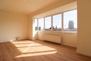 <p>Het appartement is perfect gelegen: nabij invalswegen, winkels, scholen, openbaar vervoer en tussen 2 grote parken. Het Boekenbergpark en het Te Boelaerpark, hier is het zomer als winter heerlijk vertoeven. In de zomer is het openlucht zwembad geopend in het Boekenbergpark.</p><p>- Onmiddellijk beschikbaar<br />- Centrale locatie <br />- Lage gemeenschappelijke kosten</p><p>Het appartement bevindt zich op de 2e verdieping van een kleinschalig gebouw. De open leefruimte aan de voorzijde is voorzien van parket. De open keuken is uitgerust met toestellen. Achteraan ligt de ruime slaapkamer met aansluitend de badkamer, voorzien van een douche, lavabo en toilet.</p><p>De gemeenschappelijke kosten bedragen slechts 50 euro per maand. De nutsvoorzieningen water, gas en elektriciteit op naam van de huurder en dienen door de huurder zelf afgesloten te worden.</p><p>Interesse in dit appartement?<br />Gelieve het formulier onderaan de advertentie van het pand op www.sinjoor.be in te vullen en alle vragen te beantwoorden. De dossierverantwoordelijke zal nadien contact met u opnemen.</p>