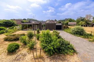 <p>Welkom in deze prachtige woning op een super-locatie! </p><p>Gelegen in een zijstraat van de Retieseweg, biedt ze een vlotte verbinding met omliggende gemeentes, scholen en snelwegen, en is ze ook een ideale uitvalsbasis voor rustige wandelingen in de groene omgeving.</p><br /><p>De woning ligt mooi vooraan op het perceel van dik 15 are. De ruime tuin met terrassen is zuidelijk georiënteerd.</p><br /><p>De Inkomhal biedt toegang tot een bureau, een apart toilet en de living. Ideaal voor wil al eens een klant wil ontvangen zonder die in de privé toe te laten.</p><br /><p>De open leefruimte, met veel glas en zicht op de tuin voelt gezellig aan. Ze heeft meerdere, gezellige hoekjes. De keuken werd enkele jaren geleden vernieuwd. Aansluitend bij de keuken ligt een ruime berging. </p><p>In de inkomhal, het bureau en leefruimtes werd recent een neutrale, grijze vloer gelegd.</p><p><br />Er zijn 3 ruime slaapkamers, waar van 2 gescheiden door een kastenwand<br />De wasplaats/berging kan omgebouwd worden tot grotere badkamer. Het 2de toilet is apart.<br />Onder bijna de ganse woning zit een kruipkelder</p><br /><p>Laat je niet afschrikken door het EPC. Verstandig renoveren doet wonderen. Plaatsen van isolatie op het plat dak, airco's en 6000wp zonnepanelen, en verwijderen van de mazoutketel brengt het <strong>EPC naar label B </strong>(zie simulatie in bijlage).</p><br /><p><u>Groot voordeel in registratie en BTW</u></p><p>Bij aankoop als eerste woning of vervanger binnen 2 jaar betaal je slechts 2% registratierechten!</p><p>Bij renovatie, of sloop en wederopbouw, betaal je slechts 6% ipv 21% BTW </p><p>Het rechts aanpalend perceel bouwgrond van 1247m² kan mee worden aangekocht!<br /> </p><p><u>Afspraak</u></p><p>Is jouw aandacht geprikkeld? Maak dan snel een afspraak!</p><br /><p><u>Jouw NXXT STEP</u></p><p>Heb je plannen om jouw pand te verkopen of te verhuren? Regel een gesprek met NXXT!<br />Samen bekijken we de mogelijkheden die jouw pand biedt, en koppelen die aan jouw wensen<br />Samen maken we van jouw vastgoeddrom een Succesvolle NXXT STEP! </p>