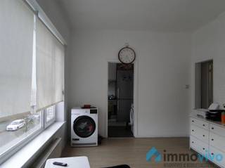 <p><span> </span></p><p><span>Algemeen:</span><span><br />Gezellig en zonnig appartement met 1 slaapkamer gelegen aan de voorkant in een kleinschalig gebouw gelegen over het Sint-Augustinusziekenhuis. </span></p><p><span>Het appartement is vandaag verhuurd aan 452,75 € (inclusief water en gang) en eindigt mits een opzeg op 15/12/2028 (Sociaal verhuurkantoor).</span></p><p><span>Prachtig gelegen bij winkels, scholen en openbaar vervoer. Een ideale investering. </span><span>AANRADER!</span></p><p><span> </span></p><p><span>OMGEVING:</span></p><p><span>Groenenborgerlaan, Pieter Coeckelaan</span></p><p><span> </span></p><p><span>Indeling Appartement:</span></p><p><span>We betreden het appartement via de inkomhal met ingemaakte kasten en een vestiaire. De leefruimte is royaal en geniet van overvloedig natuurlijk licht, een grote troef van dit appartement die u zal overtuigen.</span></p><p><span>De keuken is volledig ingericht met kasten, vergiet, elektrisch fornuis en aansluiting voor een wasmachine. Verder hebben we 1 slaapkamer en een badkamer met ligbad wastafel in meubel en wc.</span></p><p><span> </span></p><p><span>Algemene informatie:</span></p><p><span>Ruimtelijke ordening: </span><span>Gvkr, Wg, Vg</span></p><p><span>P-score:</span><span>A</span></p><p><span>G-score:</span><span>A</span></p><p><span> </span></p><p><span>Algemene toestand:</span></p><p><span>Dak vernieuwd en geïsoleerd ca 2016</span></p><p><span> </span></p><p><span>I</span><span>nteresse?</span></p><p><span>Zoekt u een leuk appartement op een uitstekende locatie? Wees er dan snel bij! Neem contact op met Immovivo op het nummer 03/459.89.59</span></p><p><span> </span></p><p><span><br /><br /></span></p><p><span> </span></p><p><span> </span></p><p><span> </span></p><p><span> </span></p><p><span> </span></p>