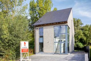 Deze ruime en lichtrijke driegevelwoning uit 2014, ideaal gelegen tussen Affligem en Ternat. Met maar liefst 250 m² bewoonbare oppervlakte op een perceel van 780 m² combineert deze woning ruimte, comfort en een bijzonder aangename ligging.<br /><br />Bij het binnenkomen zet de indrukwekkende inkomhal meteen de toon. De woning opent zich vervolgens naar een royale, open leefruimte met veel natuurlijk licht en een open keuken die naadloos aansluit op het geheel. Grote ruimtes en een open karakter zorgen hier voor een heerlijk gevoel van vrijheid.<br /><br />Ook buiten is het aangenaam vertoeven. Het ruime terras en de tuin vormen een mooie verlenging van de leefruimte, terwijl het bos achteraan voor een groene en rustige achtergrond zorgt. Dankzij de ruime oprit is er bovendien voldoende parkeergelegenheid.<br /><br />Indeling:<br /><br />Gelijkvloers:<br />+ Impressionante inkomhal<br />+ Gastentoilet<br />+ Lichtrijke, open leefruimte<br />+ Open keuken<br />+ Berging<br />+ Toegang tot het ruime terras en de tuin<br /><br />Eerste verdieping:<br />+ Slaapkamer 1: 16 m²<br />+ Slaapkamer 2: 16 m²<br />+ Ruime badkamer met douche en ligbad<br />+ Bureau- of bergruimte<br />+ Toilet<br /><br />Tweede verdieping:<br />+ Ruime en sfeervolle masterbedroom 52 m²<br />+ Open doucheruimte<br />+ Toilet<br /><br />Kelder:<br />+ Zeer ruime kelder met tal van mogelijkheden<br /><br />Extra troeven:<br />+ Maar liefst 250 m² bewoonbare oppervlakte<br />+ Achterliggend bos<br />+ Ruime oprit met voldoende parkeergelegenheid<br />+ Ideaal gelegen tussen Affligem en Ternat, nabij de E40<br />+ Veel natuurlijke lichtinval en royale leefruimtes<br /><br />Stedenbouwkundige inlichtingen in aanvraag. Watertoets: P score A , G score A.<br /><br />Contacteer Brian Rollier via brian.rollier@albert.immo of via 0472 98 02 27 voor meer info en een afspraak.<br /><br />Bij Albert kom je thuis!