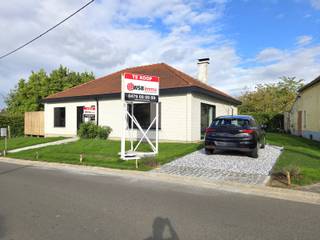<p><span>Bent u op zoek naar een vrijstaande, instapklare bungalow waar comfort, licht en een rustige ligging samenkomen? Dan is deze charmante woning in het hart van Roodaal, Pamel zeker een bezoek waard!</span><span> </span></p>
<p><span>Deze aantrekkelijke woning werd </span>in 2023 volledig gerenoveerd<span> en biedt u tal van comfortabele en aangename ruimtes, waaronder een inkomhal, een lichtrijke woonkamer met eetplaats, een volledig uitgeruste keuken met alle moderne toestellen, drie mooie slaapkamers, waarvan er momenteeléén is ingericht als dressing, een stijlvolle badkamer met vrijstaand bad, een wasplaats, een technische ruimte en een apart toilet.</span><span> </span></p>
<p><span>Buiten geniet u van een mooie tuin met een zonnig terras, waar het heerlijk vertoeven is.</span><span> </span></p>
<p><span>Dankzij het volledig gelijkvloerse wooncomfort is deze bungalow bovendien bijzonder praktisch en toegankelijk. Een woning die niet alleen vandaag comfortabel is, maar ook perfect kan meegroeien met uw toekomstige woonbehoeften.</span><span> </span></p>
<p><b><span>Extra troeven:</span></b><span> </span></p>
<span>- Instapklaar</span><span> </span><br /><span>- Volledig gerenoveerd in 2023</span><span> </span><br /><span>- Volledig gelijkvloers wooncomfort</span><span> </span><br /><span>- 3 slaapkamers</span><span> </span><br /><span>- Vlotte verbinding naar Ninove en Brussel via de Ninoofsesteenweg</span><span> </span><br />
<p><span>Een stijlvolle en karaktervolle bungalow op een rustige locatie, waar u direct kunt genieten van optimaal wooncomfort en hoogwaardige kwaliteit.</span><span> </span></p>
<p><span>Grijp uw kans en ontdek zelf welke troeven dit pand u te bieden heeft! Voor een bezoek of meer informatie kunt u terecht op 0479/09.09.09 of via </span><span>www.wsb-immo.be</span><span>.</span><span> </span></p>