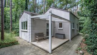 Exclusief volledig vernieuwd vakantieverblijf op een perceel van 10A met bewezen rendement in Tessenderlo-Ham<br /><br />Op een rustige ligging midden in de Schoterse bossen vinden we dit tot in de puntjes verzorgde vakantieverblijf terug.<br /><br /><strong>Indeling</strong><br /><span>Gelijkvloers</span><br />+ Overdekte patio met toegang tot de woning<br />+ Leefruimte bestaande uit zithoek en eethoek met veel lichtinval<br />+ aangrenzende volledig uitgeruste U-vormige keuken met alle comfort<br />+ Badkamer met wc, lavabomeubel en douche<br />+ Slaapkamer<br />+ Sas met ingemaakte kastenwand en toegang via trap tot de bovenverdieping (aansluiting wasmachine aanwezig)<br /><br />Vanuit de keuken en eetkamer heeft u rechtstreeks toegang tot het terras en de tuin.<br /><br /><span>Verdieping</span><br />+ Grote polyvalente ruimte, momenteel ingericht als slaapkamer met speelzolder, opsplitsing in meerdere slaapkamers mogelijk.<br /><br />De woning is volledig onderkelderd, type kruipkelder.<br /><br /><strong>Buitenruimte</strong><br />Ook buiten heeft deze eigendom heel wat te bieden.<br />Volledig omheinde tuin met veel privacy en is voorzien van een afgesloten oprit met voldoende parkeermogelijkheid, aangelegd terras, overdekte buitenruimte, houten tuinhuis en een speeltuintje (glijbaan en schommels).<br /><br /><strong>Extra info<br /></strong>+ EPC-label B met een EPC-score van 189 kWh/m² jaar (UC: 3899068)<br />+ Mooie perceeloppervlakte van 10A<br />+ Rustige ligging in bosrijke omgeving<br />+ Totaalrenovatie en technisch volledig up-to-date<br />+ Betonnen constructie met PVC sidings! (Meeste vakantiewoningen bestaan enkel uit niet kwalitatieve houten constructies)<br />+ PVC raamwerk met HR-beglazing<br />+ Warm water via nieuwe boiler en waterdrukverhoger<br />+ Conform brandveiligheidsattest<br />+ Aerovent systeem met warmterecuperatie<br />+ Ventilatiesysteem met hygrostaat aanwezig<br />+ Verwarmen én koelen met warmtepomp (bediening mogelijk vanop afstand!)<br />+ Elektrische installatie conform AREI<br />+ Recent binnen volledig geschilderd<br />+ Verhuring momenteel via AirBNB platform onder de naam "Grellig Gruun"<br /><br />Ligging<br />Ondanks de rustige ligging bevinden scholen, winkels, sportfaciliteiten, horeca en openbaar vervoer zich op korte afstand. Deze locatie vormt een uitstekende uitvalsbasis dankzij de vlotte verbinding naar het op- en afrittencomplex van de E313, waardoor omliggende steden zoals Diest, Geel, Hasselt en Antwerpen gemakkelijk bereikbaar zijn.
