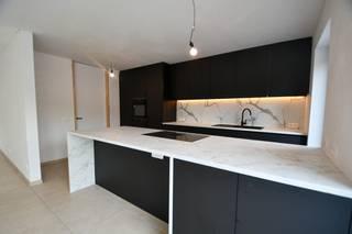 Deze ruime halfopen bebouwing op een perceel van 310m² is gelegen in een rustige woonbuurt te Wachtebeke. De woning is zo goed als afgewerkt, beschikt over een mooie indeling en veel lichtinval. Het woonhuis heeft een bewoonbare oppervlakte van meer dan 150 m², beschikt over een ruime inpandige garage en een aangelegde oprit.<br /><br />Indeling:<br />inkomhal, gastentoilet, open woonkamer met geïnstalleerde keuken, inpandige garage met aansluiting voor wasmachine en droogkast. Op de 1ste verdieping vinden we nachthal, toilet, 3 bijzonder ruime kamers en badkamer voorzien van inloopdouche en mooi meubel. Op de 2de verdieping is er nog een opbergruimte voorzien en de 4de slaapkamer.<br /><br />Extra troeven:<br />* thermostaten op elke kamer om eigen temperatuur te regelen<br />* mooie buitenaanleg<br />* hoogwaardige materialen en voldoende voorzieningen in elke ruimte<br />* zonnepaneleninstallatie<br /><br />Deze woning is onmiddellijk beschikbaar. De verhuurder zaait nog gras in het seizoen.<br /><br />Huurprijs: 1.350€/maand<br /><br />Voor een bezoek kan u contact opnemen via quinten@qubic-vastgoed.be of via 0468/20 15 30.