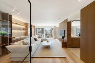 Appartement rénové de 160 m², situé en centre-ville, à quelques pas de la plage et de divers commerces. Composition : hall d'entrée avec vestiaire et toilettes invités. Grand débarras. Salon et salle à manger lumineux, climatisés, avec accès à la terrasse et une belle vue dégagée sur l'avenue Lippens et l'avenue Bayaux. À côté, la cuisine ouverte entièrement équipée avec des appareils Miele et un coin repas. Bureau avec deux lits superposés. Chambre principale avec de nombreux placards intégrés. Salle de bains équipée d'une baignoire, d'une douche, d'un double lavabo et de toilettes. Deux chambres spacieuses. Salle de douche. Hall de nuit avec toilettes séparées et buanderie pratique. Deux caves privatives incluses et local à vélos commun au rez-de-chaussée. Possibilité d'acheter une place de parking à proximité immédiate de l'appartement. La copropriété pense à rénover la façade et les balustrades<br />Meubles compris dans le prix. Contactez Alex Dewulf pour visiter ce magnifique appartement.