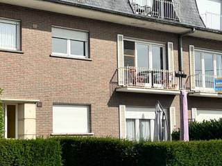 Op zoek naar een ruim appartement met charme, veel lichtinval én een uitstekende ligging? <br />Met een <strong>bewoonbare oppervlakte van maar liefst 113 m²</strong> geniet u hier van uitzonderlijk veel ruimte en een aangenaam wooncomfort. De royale inkomhal verwelkomt u in een lichtrijke leefruimte met eetplaats, waar grote raampartijen zorgen voor een warme en gezellige sfeer. De ruime keuken biedt alle comfort en sluit aan op een praktische berging. Daarnaast beschikt het appartement over een aparte wasberging, ideaal voor extra opslag en gebruiksgemak.<br />Verder vindt u hier twee bijzonder ruime slaapkamers, waarvan één momenteel is ingericht als dressing en bureau. Uiteraard kan deze ruimte ook perfect dienstdoen als tweede slaapkamer, hobbyruimte of thuiskantoor.<br />De badkamer is voorzien van een dubbele lavabo en een ligbad met douchefunctie, terwijl het aparte gastentoilet voor extra comfort zorgt.<br />Extra troeven:<br />✔️ Overal rolluiken<br />✔️ Lichtrijke en ruime leefruimte<br />✔️ 2 zeer ruime slaapkamers<br />✔️ Praktische berging én aparte wasberging<br />✔️ Garage inbegrepen in de huurprijs<br />✔️ Privatieve kelderberging<br />Dit appartement combineert ruimte, authenticiteit en functionaliteit op een toplocatie. Een unieke kans voor wie comfortabel wil wonen in een charmante omgeving.<br />📅 Beschikbaar vanaf 1 oktober. <strong>Prijs : 850 € + 50 € syndic/maand</strong>