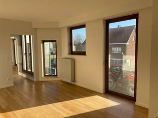 Deze kantoorruimte op de eerste verdieping beschikt over twee lichtrijke werkruimtes, een praktische kitchenette, een berging en een apart toilet. Ideaal voor wie comfortabel én efficiënt wil werken.<br /><br />Dankzij de gunstige ligging aan de Wijnegemsesteenweg, vlakbij de belangrijkste invalswegen, ben je altijd snel onderweg. Bovendien vind je binnen 2 minuten rijden een supermarkt. <br /><br />De gemeenschappelijke kosten bedragen slechts 50 euro per maand, inclusief onroerende voorheffing.