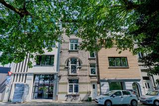 Op zoek naar een ruime, energiezuinige woning op een uitstekende locatie? 

Deze instapklare woning ligt op een boogscheut van het stadscentrum en is daarnaast bijzonder goed gelegen naast het Keizerpark langs de charmante Edward Pynaertkaai.

Alle nodige voorzieningen zoals winkels, apotheek, scholen, horeca en openbaar vervoer bevinden zich vlak om de hoek. Verder is de ligging naast het op en afrittencomplex E17-E40/Ring Gent bijzonder gunstig voor wie vaak de auto moet nemen.

De woning beschikt over vier volwaardige slaapkamers, een lichtrijke leefruimte met grote raampartijen en een open, volledig uitgeruste keuken die naadloos aansluit op de eetplaats. Dankzij de grote ramen geniet u de hele dag van een aangename lichtinval. Achteraan bevindt zich een gezellig terras, ideaal om rustig te genieten van een koffie of een zomerse avond.

Praktisch comfort is eveneens aanwezig met een kelder en een aparte wasruimte, waardoor u over heel wat extra bergruimte beschikt.

Interessant:
De benedenverdieping bestaat uit één ruime slaapkamer/bureau en een wasruimte die kan omgevormd worden tot een tweede badkamer. Wat de woning extra potentieel geeft naar cohousing toe voor jong professionelen of studenten.

Ook op technisch vlak scoort deze woning uitstekend met een EPC label B en een conforme elektrische installatie.

Vrij bij akte
