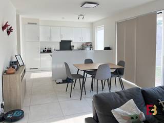 In het hart van het groene Zwalm ligt dit stijlvolle BEN-appartement, waar rust, comfort en energiezuinig wonen perfect samenkomen.<br /><br />Het moderne gebouw, opgetrokken in 2022, is uitgerust met een lift en biedt alle hedendaags wooncomfort. Via de inkomhal – met apart gastentoilet – betreedt u de lichtrijke leefruimte met open keuken. Dankzij het grote schuifraam geniet u van een naadloze verbinding met het ruime terras en de private tuin, een heerlijke plek om te ontspannen.<br /><br />De volledig uitgeruste keuken biedt alle nodige voorzieningen. Aansluitend bevindt zich een praktische berging met het technische gedeelte. De badkamer is smaakvol ingericht met een douche en een lavabo in meubel. Het appartement beschikt over een royale master bedroom en een volwaardige tweede slaapkamer.<br /><br />Achteraan het gebouw zijn twee privéparkeerplaatsen inbegrepen. Daarnaast is er een aparte buitenberging en kunt u mee genieten van de gemeenschappelijke tuin – ideaal voor wie houdt van groen en buitenleven.<br /><br /><strong>Troeven:</strong>
<ul>
<li>Bijna Energie Neutraal (EPC: 33 kWh/m²)</li>
<li>Rustige en groene ligging</li>
<li>Recent gebouw (2022) met lift</li>
<li>Ruim terras + tuin</li>
<li>2 parkeerplaatsen inbegrepen</li>
</ul>
<strong>Praktisch:</strong><br />Provisie: € 50/maand<br />Beschikbaar vanaf: 01/10/2026<br /><br />Meer informatie of een bezoek? Bel 0496/70 79 18 of mail naar febe@febimmo.be
