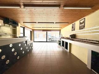 Uniek pand op een commerciële ligging te WevelgemOntdek deze unieke opportuniteit: een instapklare woning op een uitstekende commerciële ligging,...