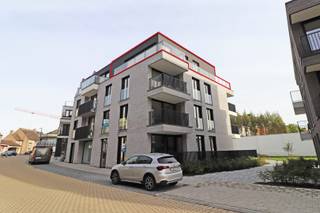 Prachtige penthouse met grote glaspartijen en ruim terras in hartje Pittem.De woonst bevindt zich in de stijlvolle residentie Maison Charbon.Het...