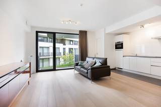 Te koop: energiezuinig appartement (EPC B+) met 1 ruime slaapkamer en 2 grote terrassen in de trendy Dansaertwijk aan het kanaal. Rustige ligging, vlak bij horeca, cultuur en openbaar vervoer:Indeling: - Inkomhal met individueel toilet- living met volledig uitgeruste open keuken (Oven, vaatwas, dampkap, koelkast, vriezer, kookplaat)- badkamer met bad en douche- 1 ruime slaapkamer- 2 terrassen van +-6m² met goede oriëntatie- berging met aansluiting voor wasmachine & droogkastExtra:- EPC B+ - Elektriciteit conform- Ruime kelder & gemene fietsenstalling- Staanplaats optioneel aan te kopen: €20.000