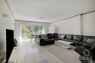 <p>Mooi appartement in de Hoogveldlaan te Dilbeek, uitstekend gelegen nabij alle mogelijke faciliteiten. Scholen, horeca, openbaar vervoer en winkels bevinden zich op wandelafstand en de Brusselse Ring ligt op slechts anderhalve kilometer.</p>
<p>Indeling: Inkomhal met vestiairehoek en een praktische berging, een gezellige leefruimte met aansluitend de keuken (inclusief handige keukenberging) en toegang tot het zuidgerichte terras. Daarnaast beschikt het appartement over een badkamer en 2 slaapkamers. Een overdekte binnenstaanplaats op het gelijkvloers.</p>
<p>Dit appartement is de ideale thuis, maar leent zich ook uitermate goed als investering (momenteel verhuurd voor € 1.000 + lasten). Er is een lift aanwezig in het gebouw. Dankzij de recente hoogrendementsketel op aardgas (2024) en de hoogrendementsbeglazing geniet het appartement van een gunstig EPC met label B (geen renovatieplicht).</p>
<p>Meer info of een bezoek? Bel 054 23 53 83 of mail naar info@localsvastgoed.be.</p>