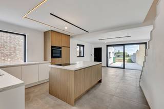 <p>Voor meer info of een bezoek, bel 053 59 49 31 - Op een aantrekkelijke locatie te Haaltert bevindt zich deze volledig gerenoveerde woning. Scholen, winkels en openbaar vervoer bevinden zich in korte nabijheid. Deze woning onderging in <strong>2026 </strong>een <strong>grondige totaalrenovatie</strong>, waarbij zowel kwaliteit als duurzaamheid centraal stonden. De moderne gevel en <strong>zorgvuldig gekozen materialen</strong> zorgen voor een eigentijdse look. Het gelijkvloers omvat een inkomhal met toilet, een lichtrijke leefruimte vormt samen met de <strong>volledig geïnstalleerde open keuken</strong> het warme hart van de woning. Grote raampartijen zorgen voor een mooi zicht op de <strong>onderhoudsvriendelijke tuin</strong>, waar u in alle rust op het zonneterras kan genieten. Via de leefruimte heeft men ook toegang tot de droge kelder. Op de eerste verdieping bevinden zich twee ruime slaapkamers en een comfortabele badkamer. De derde, zeer ruime slaapkamer bevindt zich op de tweede verdieping en is perfect als master bedroom. Verder beschikt de woning over een <strong>grote garage</strong> (39m² - automatische poort) met toegang rechtstreeks via de leefruimte. Troeven: EPC label A - Nieuwstaat - Zonnepanelen - Waterput aangesloten (Maatregelenregister en stedenbouw in aanvraag)</p>