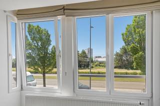 Deze verzorgde bel-étagewoning, gebouwd in 1962, is gelegen in Oostende en biedt een bewoonbare oppervlakte van 232 m². Dankzij de praktische indeling, de ruime garage, het aangename terras en de grote zolder is dit een woning met heel wat mogelijkheden voor wie op zoek is naar ruimte en comfort. De woning beschikt over pvc-ramen met dubbele beglazing, centrale verwarming op aardgas en een conforme elektrische installatie die geldig is tot 2039. Met een EPC van 364 kWh/m²/jaar (label D) is er bovendien geen renovatieverplichting.<br /><br />Op het gelijkvloers komt u binnen via de inkomhal die toegang geeft tot de ruime garage met elektrische sectionale poort. Hier bevinden zich eveneens de waterontharder, de nutsvoorzieningen, cv-ketel en de zekeringkast. Achteraan bevindt zich een praktische berging met uitgietbak, regenwaterpomp en extra opslagruimte.<br /><br />De eerste verdieping vormt het hart van de woning en omvat een lichtrijke leefruimte die via een groot hefschuifraam uitgeeft op het ruime terras op het platte dak. Aansluitend bevindt zich de open, ingerichte keuken met anderhalve spoelbak, vaatwasser, gasfornuis, oven, microgolfoven en koelkast met diepvriesvak. Verder is er op deze verdieping een apart gastentoilet aanwezig.<br /><br />Op de tweede verdieping bevinden zich twee ruime slaapkamers en een verzorgde badkamer, uitgerust met een dubbele wastafel in meubel, een spiegelkast, een inloopdouche en een handdoekradiator. Via de hal bereikt u ten slotte de ruime, geïsoleerde zolder met drie Velux-dakramen, een boiler en een chapevloer. Deze verdieping biedt heel wat potentieel en kan verder worden ingericht als 3de slaapkamer.<br /><br />Deze ruime woning combineert een praktische indeling met comfortabele woonruimtes en een uitstekende basis voor wie op zoek is naar een instapklare woning met uitbreidingsmogelijkheden op een vlot bereikbare ligging in Oostende.<br /><br />Interesse? Contacteer ons en plan uw bezoek in!