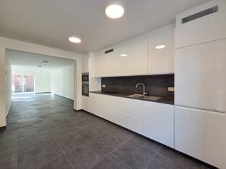 PLAN JOUW BEZOEK VIA VOLGENDE LINK: calendly.com/office-julimmo/nieuwekouterstraatIn deze kleinschalige residentie van twee appartementen vinden we...