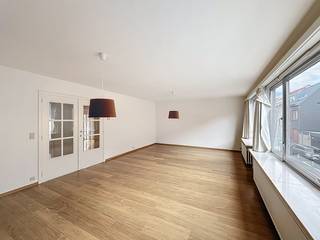 Appartement prêt à emménager avec deux chambres dans un emplacement idéal à la périphérie de Gand.Découvrez ce charmant appartement, situé dans un emplacement idéal qui allie les avantages de la ville et la tranquillité de la périphérie. Le quartier garantit un accès facile et toutes les nécessités quotidiennes sont accessibles à pied.L'une des grandes caractéristiques de cet appartement est sa terrasse confortable, où vous pourrez profiter de la paix et de la tranquillité.Aménagement de l'appartement.Salon spacieux - cuisine confortable - deux chambres - salle de bain - toilettes - terrasse confortableUn box de garage (situé derrière le bâtiment) peut être loué pour 100,00 EURDisponible immédiatement !