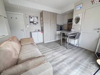 Ce studio est situé au deuxième étage de la résidence Le Bourget, au cœur de Westende Bad. Grâce à sa situation centrale, vous n'êtes qu'à quelques pas de la plage, de la mer et de divers établissements de restauration. Le studio a récemment été entièrement rénové, y compris la tuyauterie. Pendant des années, ce studio a été loué comme logement de vacances, ce qui a permis d'obtenir un rendement exceptionnellement élevé. La disposition du studio est la suivante : une salle de séjour, une cuisine et une salle de bains.<br />