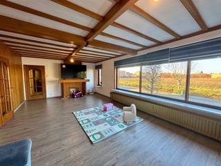 Vrijstaande bungalowwoning te Maasmechelen op een hoekperceel van 5a40ca met een bewoonbare oppervlakte van 218 m².Via de inkomhal betreden we de...