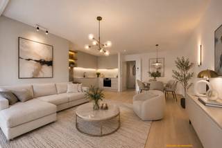 <p>Op een uitstekende ligging in <strong>Residentie</strong> <strong>Falcon</strong>, gelegen in de Vlaanderenstraat 3 te Middelkerke, bevindt zich dit <strong>ruime éénslaapkamerappartement met twee terrassen en zijdelings</strong> <strong>zeezicht</strong>. Dankzij de centrale ligging bevinden het strand, de zeedijk, het casino, winkels, horecazaken en het openbaar vervoer zich allemaal op wandelafstand.<br /><br />Het appartement biedt <strong>heel wat potentieel en de mogelijkheid om het volledig naar eigen smaak en wensen te moderniseren</strong>. In combinatie met de gunstige ligging en praktische indeling maakt dit de eigendom bijzonder geschikt als <strong>tweede verblijf aan zee, vaste woonst of investering voor jaar- of vakantieverhuur.</strong><br /><br />De indeling omvat een <strong>lichtrijke leefruimte met open keuken</strong>, voorzien van de nodige toestellen. Vanuit de leefruimte heeft u rechtstreeks toegang tot een <strong>terras van ca. 4 m²</strong>, waar u geniet van <strong>zijdelings</strong> <strong>zeezicht</strong>.<br /><br />Verder beschikt het appartement over een badkamer met <strong>ligbad met douchemogelijkheid en wasmeubel.</strong> Het <strong>toilet</strong> bevindt zich <strong>afzonderlijk</strong>.<br /><br />De aparte slaapkamer is bijzonder ruim en geeft rechtstreeks toegang tot een <strong>tweede terras van ca. 7 m²</strong>. Samen bieden beide terrassen ongeveer <strong>11 m² aan buitenruimte</strong>, een mooie troef voor een appartement op deze centrale ligging.<br /><br />Het appartement is voorzien van <strong>houten schrijnwerk met dubbele beglazing</strong>. Een <strong>privatieve</strong> <strong>kelderberging</strong> is inbegrepen en daarnaast beschikt de residentie over een <strong>gemeenschappelijke</strong> <strong>fietsenberging</strong>.<br /><br />Een interessante opportuniteit voor wie op zoek is naar een ruim appartement met buitenruimte en zeezicht, dat nog volledig naar eigen smaak kan worden ingericht.<br /><br /><strong>Troeven:</strong></p>
<ul>
<li>Twee terrassen met een totale oppervlakte van ca. 11 m²</li>
<li>Zijdelings zeezicht</li>
<li>Ruime afzonderlijke slaapkamer</li>
<li>Veel potentieel om naar eigen smaak te moderniseren</li>
<li>Apart toilet</li>
<li>Privatieve kelderberging</li>
<li>Gemeenschappelijke fietsenberging</li>
<li>Centrale ligging nabij strand, casino, winkels en openbaar vervoer</li>
<li><strong>EPC-label B</strong></li>
</ul>
<br />Wenst u dit appartement zelf te ontdekken? Neem gerust contact op met ons kantoor voor meer informatie of om een bezoek ter plaatse in te plannen. Wij helpen u graag verder!