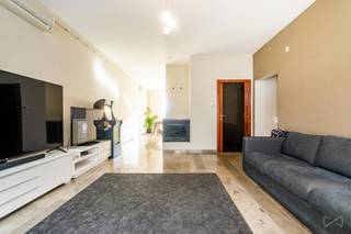 MAIL: dries.v@weinvest.beWe Invest offers you a very pleasant ground-floor apartment in a small condominium on a one-way street near the Gare du Nord...