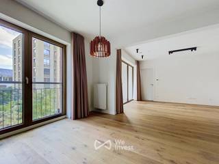 Tel : 0456 79 45 19 / E-mail : sophia.vanhove@weinvest.be<br /><br />
<p><span>We Invest biedt u met plezier dit prachtige appartement met één slaapkamer aan, gelegen in het Jaydon-gebouw van het Park Lane-project.<br /><br /></span></p>
<p><span>Het appartement bevindt zich op de 2e verdieping van een gebouw met lift en werd gebouwd in 2025. Het bestaat uit een inkomhal, een lichtrijke leefruimte met open ingerichte keuken, één slaapkamer, een badkamer, een apart toilet, een wasruimte en een aangenaam terras. Het appartement beschikt bovendien over een kelder.</span></p>
<p><span>Deze woning onderscheidt zich door de kwalitatieve voorzieningen en afwerking: twee zonnepanelen die helpen het energieverbruik te verminderen, elektrische zonwering, Philips Hue-verlichting waarmee u de kleuren kunt aanpassen, hoogwaardige gordijnen die inbegrepen zijn en hoogwaardige Siemens Studioline-toestellen.</span></p>
<p><span>Dankzij de ligging in het Park Lane-project zijn het openbaar vervoer en de belangrijkste invalswegen van de hoofdstad vlot bereikbaar.<br /><br /></span></p>
<p><span>Huurprijs: € 1.200</span><br /><span>Lasten: </span><span>€125 </span><span>(voorschot </span><span>voor </span><span>verwarming </span><span>en </span><span>onderhoud </span><span>van </span><span>de </span><span>gemeenschappelijke </span><span>delen)</span></p>
<p><span>EPC: A<br /><br /></span></p>
<p><span>Onmiddellijk beschikbaar. Minimale huurtermijn: 3 jaar.</span></p>
<p><span>Wacht niet te lang om een bezoek in te plannen!<br /><br /></span></p>
<p><span>Ontdek meer exclusieve panden op </span><span>www.weinvest.be</span><span>.</span></p>