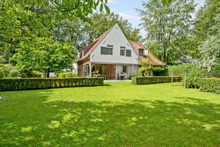 In de gegeerde residentiële omgeving van Schilde Bergen bevindt zich deze charmante, totaal-gerenoveerde villa op 2.100 m². De woning combineert...