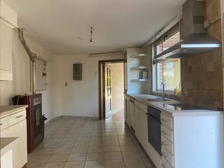 Deze woning is centraal gelegen in het <strong>dorp van Oosteeklo</strong>, op wandelafstand van het dorpsplein, scholen en diverse buurtwinkels zoals bakker, slager en apotheker.<br /><br />Op het gelijkvloers vindt u de leefruimte en keuken, evenals een badkamer uitgerust met bad, douche en toilet. Aansluitend bevindt zich een achterhuis met voorzieningen voor wasmachine, droogkast en diepvries.<br /><br />De eerste verdieping omvat <strong>drie volwaardige slaapkamers</strong> en biedt toegang tot een ruime zolder, die tal van mogelijkheden biedt.<br /><br />Een absolute troef van deze eigendom is de <strong>verrassend ruime tuin</strong> perfect voor wie graag buiten geniet. Bovendien beschikt de woning over een garage én een dubbele uitweg, wat zorgt voor extra toegankelijkheid en comfort. Langs de tuin is er een <strong>recht van uitweg over het naastgelegen perceel</strong> (Oosteeklo-dorp 72).<br /><br />Daarnaast werd recent geïnvesteerd in <strong>zonnepanelen met thuisbatterij</strong>.<br /><br />De woning is toe aan renovatie, maar biedt daardoor een uitstekende kans om ze volledig naar eigen smaak en wensen in te richten.<br />Kortom: een interessante opportuniteit voor wie op zoek is naar een woning met veel potentieel, een centrale ligging, ruime tuin en vlotte bereikbaarheid.<br /><br />Interesse? Contacteer ons gerust voor een bezoek ter plaatse via 09/330.61.04 of via info@vastgoedminnaert.be.