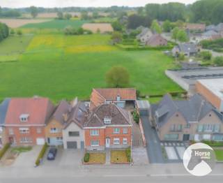 BURST - Deze te renoveren woning met bijgebouwen biedt u heel wat mogelijkheden. Alle voorzieningen zoals supermarkten, scholen, winkels, openbaar vervoer en het station zijn vlakbij. Daarnaast geniet deze woning een heel goede bereikbaarheid door de nabijheid van belangrijke invalswegen en de op- en afrit van de E40.<br /><br />Naar indeling toe bevindt zich op het gelijkvloers een ruime inkomhal, een bureau, een eetkamer, een woonkamer en een keuken. Op de eerste verdieping bevinden zich 3 ruime slaapkamers en een badkamer. De zolder, bereikbaar met een vaste trap, biedt nog veel mogelijkheden.<br /><br />De aangebouwde bijbouw biedt extra ruimte die uitstekend geschikt is voor uitbreiding of opslag.<br /><br />Mits de nodige verbouwingen is dit de ideale woonst voor eigen bewoning, werken, combinatie woon-en werk, zelfstandigen,... <br /><br />Kortom bent u opzoek naar een te renoveren woning op een uitstekende locatie met 3 slaapkamers en heel wat mogelijkheden? Aarzel dan niet en maak snel uw afspraak! Voor meer info of bezoek 053/60.65.60.