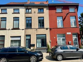 <strong>PLAN UW BEZOEKMOMENT VIA ONZE WEBSITE www.immoboss.be</strong><br /><br />Deze eigendom bestaat uit 3 gerenoveerde appartementen en is gelegen in een rustige straat in het Rabot en in de onmiddellijke nabijheid van scholen, winkels en openbaar vervoer. (mobiscore 9,3/10).<br />De appartementen werden zorgvuldig gerenoveerd met aandacht voor de energiezuinigheid. De 3 appartementen beschikken dan ook over een EPC Label B. Alle keukens werden uitgerust met een vaatwas, combi-oven , grote frigo met diepvriesvak. Verwarmen/koelen gebeurt via een warmtepomp. <br /><br /><u>Victor Frisstraat 4</u>: Gelegen op het gelijkvloers.Indeling: leef-en woonruimte met open geïnstalleerde keuken, apart toilet en een slaapkamer met badkamer. € 800/ maand. EPC 135 kWh/m<sup>2</sup>jaar.<br /><u>Victor Frisstraat 4A</u>: Gelegen op de eerste verdieping; Indeling: leef-en woonruimte met open geïnstalleerde keuken, slaaphoek, badkamer met douche lavabo en toilet en een terrasje. € 825/maand. EPC 163 kWh/m<sup>2</sup>jaar<br /><u>Victor Frisstraat 4B</u>: duplex gelegen op de tweede verdieping; Indeling: leef-en woonruimte met open geïnstalleerde keuken, badkamer met douche, lavabo en toilet. Via een vaste trap is de slaapkamer bereikbaar.<br />€ 850/maand. EPC 159 kWh/m<sup>2</sup>jaar.<br /><br />- Onmiddellijk beschikbaar<br />- Domicilie verplicht<br /><br /><strong>PLAN UW BEZOEKMOMENT VIA ONZE WEBSITE www.immoboss.be</strong>