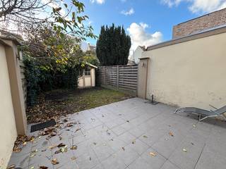 Pour une visite ou plus d'informations, veuillez contacter nicolas@jolieinvest.be<br /><br />Découvrez cette agréable et lumineuse maison située dans une rue calme, à l'écart de la circulation, à deux pas de la charmante église Duinenkerkje. Grâce à son emplacement central, commerces, restaurants et magnifiques sentiers de randonnée sont accessibles à pied – idéal pour ceux qui apprécient le confort et un environnement verdoyant.<br /><br />Agencement du bien:<br /><br />Rez-de-chaussée :
<ul>
	<li>Hall d'entrée avec WC séparés</li>
	<li>Séjour confortable avec coin repas</li>
	<li>Cuisine séparée équipée d'électroménager</li>
	<li>Terrasse ensoleillée avec jardin attenant – parfaite pour profiter du plein air</li>
</ul>
Premier étage :

<ul>
	<li>Deux chambres spacieuses</li>
	<li>Salle de bains avec douche, lavabo et branchement pour lave-linge</li>
	<li>WC séparés avec lavabo</li>
</ul>
Deuxième étage :

<ul>
	<li>Combles aménagés en troisième chambre</li>
	<li>Salle de bains supplémentaire avec WC et douche</li>
</ul>
<br />Ce bien offre un agencement pratique, une luminosité naturelle abondante et tout le confort nécessaire pour un emménagement sans souci.<br /><br />Le bien est disponible immédiatement.