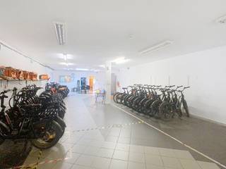 Aan het begin van de Diestsesteenweg in Kessel-Lo vind je deze gelijkvloerse commerciële ruimte met tuin, die heel wat mogelijkheden biedt. Op...