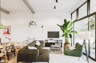 <hr /><span>Deze lofts bieden een inpandig terras van 6 tot 11 m² en één of twee slaapkamers.</span> <span>Dankzij de hoekligging genieten ze van een prachtig breed uitzicht.</span> <span>Beschikbaar vanaf € 285.570 (exclusief kosten), verkoop onder registratierechten, slechts 2% bij enige eigendom.</span>​
<p><strong><br />Wonen in het groen, vlak bij de stad</strong><br />Op een boogscheut van het centrum en station van Tongeren wordt de voormalige Ambiorixsite nieuw leven ingeblazen. Cordeel ontwikkelt hier een hedendaags woonproject met oog voor duurzaamheid. De locatie grenst aan het prachtige natuurgebied De Kevie, waar rust en groene vergezichten deel uitmaken van je dagelijks leven. Een aperitief met uitzicht op de iconische basiliek? Hier is het werkelijkheid.</p>
<p><strong>Een nieuwe toekomst op historische grond</strong><br />De vroegere militaire site krijgt een volledige transformatie tot een levendige en veelzijdige woonomgeving. De invulling bestaat uit een gevarieerd aanbod: van studio’s tot penthouses, aangevuld met kleinschalige handelszaken, horeca en toeristische functies. De architectuur verenigt modern comfort met respect voor het verleden en geeft zo een unieke identiteit aan de buurt.</p>
<p>Dit wordt zonder twijfel één van de meest eigentijdse en aantrekkelijke woonlocaties in de regio Tongeren.</p>
<p><strong>6 REDENEN WAAROM ‘IN COMPAGNIE’ ECHT UITBLINKT</strong></p>
<ol>
<li>
<p>Uitzonderlijke ligging naast De Kevie met zicht op de stad</p>
</li>
<li>
<p>Vlotte verbinding met E313 en E40</p>
</li>
<li>
<p>Slechts vijf minuten fietsen tot het hart van Tongeren</p>
</li>
<li>
<p>Ruime, elegante appartementen met plafondhoogtes tot 3m85</p>
</li>
<li>
<p>Mogelijkheid tot aankoop onder 2% registratiebelasting (uitgezonderd penthouses)</p>
</li>
<li>
<p>Geen toepassing van de wet Breyne: betaling pas bij voorlopige oplevering</p>
</li>
</ol>