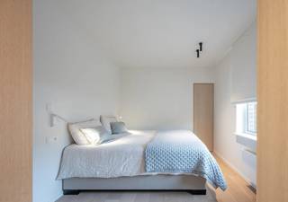 De inkomhal beschikt over een gastentoilet en vestiaire. De leefruimte is voorzien van een open ingerichte keuken en een aangrenzende eetruimte. Er zijn 2 volwaardige slaapkamers met ingemaakte kasten waarvan één met eigen douchekamer. Daarnaast is er ook nog kleinere slaapkamer met stapelbed en een aparte Badkamer. Aan de achterzijde bevindt zich een terras. <br />Verder zijn er ook een kelder en fietsenberging aanwezig. <br /><br />Mogelijkheid tot aankoop van de meubels.