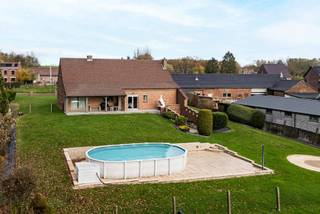 <p>Ben je op zoek naar een stevig gebouwd en uitstekend onderhouden huis met enorme mogelijkheden? Ontdek dan deze woning op een indrukwekkend perceel van maar liefst 3.912 m², volledig zuidgericht en gelegen in de Heuvelstraat, op slechts 850 meter van station Moerbeke-Viane.</p>
<p>Deze woning biedt comfort op de gelijkvloerse verdieping en een zee aan uitbreidingsmogelijkheden op de bovenverdieping. <br /><br />Het gelijkvloers omvat: Ruime keuken met gezellige ontbijthoek, eetkamer met zicht op de tuin, aangename, lichtrijke living met uitzicht over het groene landschap en het zwembad, badkamer uitgerust met zowel bad als douche, drie comfortabele slaapkamers, allemaal op het gelijkvloers, garage en carport.</p>
<p>Verder is er nog een volledige onderkeldering.</p>
<p>De bovenverdieping doet momenteel dienst als zolder, maar dankzij de betonnen gewelven kan deze perfect ingericht worden tot een volwaardige tweede woonentiteit.<br />Dit opent tal van mogelijkheden, zoals: Kangoeroewonen, zorgwonen, co-housing, extra slaapkamers of een multifunctionele ruimte.</p>
<p>De tuin is een waar rust- en ontspanningsoord. Dankzij de volledige zuidoriëntatie geniet je de hele dag door van zon en licht. Het groene uitzicht, de enorme buitenruimte en het zwembad maken dit een ideale plek om te ontspannen, te tuinieren of gasten te ontvangen.</p>
<p>Meer info? Een bezoek? Bel Jordi 0477/32.61.53</p>