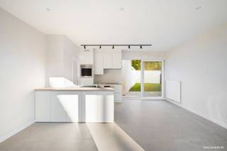 Deze vernieuwde woning bestaande uit: inkomhal met toilet, woonkamer - salon met aansluitende keuken (toestellen smeg) en toegang naar de tuin.<br /><br />Op de verdieping: nachthal, 2 slaapkamers en badkamer (dubbele spoelbak, toilet, inloopdouche).<br /><br />2de verdiep: Masterbedroom.<br /><br />Tuin met uitweg en terras.<br /><br /><u>Troeven? </u>
<ul>
	<li>Centrale verwarming op gas;</li>
	<li>Volledig vernieuwde woonst;</li>
	<li>Dak- vloer en glasisolatie;</li>
	<li>3 slaapkamers - badkamer.</li>
</ul>
EPC 318 kWh/m² UC2857263<br /><br />Vg – Wg – Gmo – Vkr – Gvv<br /><br />Benieuwd naar dit pand of een andere eigendom? www.coventa.be – 051 222 051