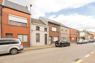 <p><strong>Welkom in de Appeldonkstraat 216 te Willebroek</strong></p><p>Deze instapklare woning met 3 slaapkamers en 2 badkamers geniet van een centrale ligging en biedt verrassend veel ruimte.</p><p>Via de inkomhal betreedt u de ruime en gezellige leefruimte met open keuken, die het hart van de woning vormt. Op het gelijkvloers bevindt zich tevens de eerste badkamer.</p><p>De lichtrijke veranda vormt de verbinding met de knusse tuin en de ruime garage, waar probleemloos twee wagens kunnen worden gestald. Dankzij de toegang via de Appeldonkweg is de garage bovendien langs beide zijden bereikbaar.</p><p>Op de eerste verdieping bevinden zich drie slaapkamers. De master bedroom beschikt over een eigen ensuite badkamer, wat zorgt voor extra comfort en privacy.</p><p>Daarnaast biedt de ruimte onder het dak nog mogelijkheden om een vierde slaapkamer, hobbyruimte of bureau te creëren.</p><p>Op wandelafstand vindt u diverse winkels, horecagelegenheden en de nabijheid van de N16, A12 en E19 zorgen voor een vlotte bereikbaarheid.</p><p> </p><p>Kortom, een ruime en veelzijdige woning die klaar is om haar nieuwe bewoners te verwelkomen.</p><p>Stedenbouwkundige info: Vg – Wg – Gdv – Gvkr – Gvv</p><p> </p><p>Meer info en documenten op www.malines-group.be</p>