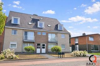 <p><span>Hoogwaardig afgewerkt, hedendaags en licht driegevel-appartement gelegen op de eerste verdieping, bestaande uit:</span><br /><br /><span>+ Ruime inkomhall</span><br /><span>+ Apart gastentoilet</span><br /><span>+ Vestiaireruimte</span><br /><span>+ Spatieuze living met veel lichtinval</span><br /><span>+ Aangrenzende volledig geïnstalleerde open keuken</span><br /><span>+ Berging/wasplaats (aansluiting WM/DK)</span><br /><span>+ 2 ruime slaapkamers met radio/tv aansluiting (1 slaapkamer heeft balkon met schuifraam)</span><br /><span>+ Badkamer (inloopdouche, lavabomeubel en toilet)</span><br /><br /><span>Het appartement beschikt over een aangenaam zonneterras met oriëntatie op het zuidoosten (grenzend aan de leefruimte).</span><br /><br /><span>Ondergrondse autostaanplaats inbegrepen in de huurprijs!</span><br /><br />De gemeenschappelijke lasten bedragen 75 €/maand.<br /><br /><span>Lift aanwezig in het appartementsgebouw.</span><br /><span>C.V. op aardgas.</span><br /><br /><span>EPC-label A met waarde 99 kWh/m²/jaar, UC: 2967868.</span><br /><br />Ideaal voor jong én oud!!!<br /><br />De residentie ligt op nauwelijks 2 km van de E313, in het centrum van Hulst (Tessenderlo), in de nabijheid van scholen, winkels, openbaar vervoer, golfterreinen en recreatiegebied de Paalse Plas.</p>