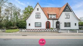 Budgetvriendelijke woning op slechts 5 minuutjes van Maastricht<br /><br />Deze woning aan de Henri Dunantstraat 121 in Lanaken is gelegen op een perceel van maar liefst 627 m², op een steenworp van het centrum. Het prachtige domein Pietersheim en het Nationaal Park Hoge Kempen bevinden zich op wandelafstand. Ook scholen, buurtwinkels en openbaar vervoer zijn vlot bereikbaar. Bovendien sta je op slechts 5 autominuten in het bruisende centrum van Maastricht.<br /><br />De woning beschikt over een woonoppervlakte van ca. 100 m² en is als volgt ingedeeld:<br /><br />Via de inkomhal bereik je de lichtrijke leefruimte, die bestaat uit een gezellige zithoek en een eetkamer. Aansluitend bevindt zich de keuken met toegang tot de tuin. <br />Achter de keuken ligt de berging en het aparte gastentoilet. Vanuit de berging heb je eveneens toegang tot de tuin. De tuin grenst bovendien aan een bos, wat zorgt voor extra rust, privacy en een aangename groene omgeving. <br /><br />Op de eerste étage geeft de nachthal uit op drie volwaardige slaapkamers van circa 11, 12 en 17 m². Verder is er nog een badkamer, uitgerust met een lavabo en douchebak.<br /><br />De zolderverdieping is bereikbaar via een luik en biedt extra bergruimte.<br /><br />Extra troeven:<br />- Perceel van 627 m²<br />- Op slechts 5 minuutjes van Maastricht<br />- Vlakbij domein Pietersheim & Nationaal Park Hoge Kempen<br /><br />Benieuwd naar deze budgetvriendelijke woning? Laat het ons weten via 089 390 990 of info@immofair.be!