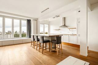 <p><span>Ideaal gelegen appartement met uitstekend lichtinval, vlak bij het Koning Albertpark,  stadsbrouwerij De Koninck en de E19. En dit op fietsafstand van hartje Antwerpen.Op de 9de verd. van dit karaktervol gebouw treft u dit hyper aangenaam app. met een schitterend zicht over Antwerpen met 2 mooie slaapkamers. De zonovergoten leefruimte ligt aan de voorzijde met een open ingerichte keuken. Achteraan de  2 kamers met inbouwkasten en een ruim aansluitend terras. Verzorgde badkamer. Het geheel is met eiken parket afgewerkt. Ondergrondse kelderberging inbegrepen. De ligging is een absolute troef.U bevindt zich nl. op wandelafstand van alle faciliteiten met tal van winkels en horeca. Bovendien geniet u van een uitstekende bereikbaarheid dankzij nabijgelegen tram- en bushaltes. </span></p><p><span>Onmiddellijk beschikbaar!</span></p>