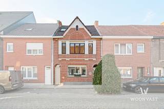 BEZOEKDAG OP 31/10 - INSCHRIJVEN VIA WWW.WOONVAST.BE!Achter deze prachtige gevel in de Plezantstraat schuilt een charmante woning met heel wat ruimte en mogelijkheden. Dankzij de vier slaapkamers, de praktische indeling en de aangename tuin is dit een ideale thuis voor wie comfortabel wil wonen in Zele.De woning werd doorheen de jaren verder uitgebreid, met onder meer een nieuwe keuken, veranda, badkamer en toilet in 2009. Ook de zolder werd in 2023 gerenoveerd. Op verschillende verdiepingen zijn er bovendien handige opbergruimtes aanwezig.Buiten geniet je van een zongerichte tuin, een ruim terras en een tuinhuis. Via de zij-ingang bereik je gemakkelijk de veranda en de tuin.Extra troeven:- 4 slaapkamers- EPC-label B (158 kWh/m² jaar)- Elektriciteit conform- Asbestveilig- Gerenoveerde zolder (2023)- Zongerichte tuin met terras- Mogelijkheid tot het huren van een garage en parkeerplaats met fietsenstallingT'is thuiskomen!Interesse?Contacteer Senne via 0499 47 10 68 / senne@woonvast.be